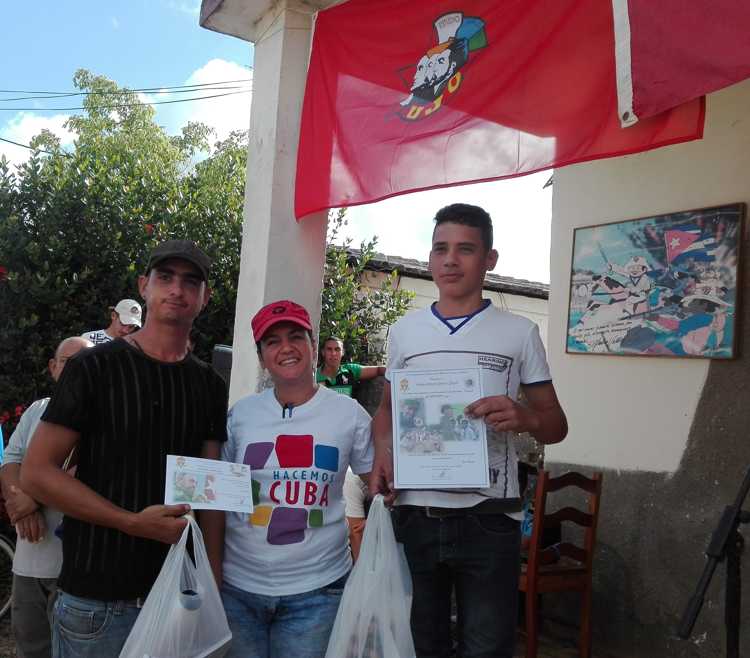 Reconocimiento a Adrián Garcia por alcanzar segundo lugar en concurso de pioneros.