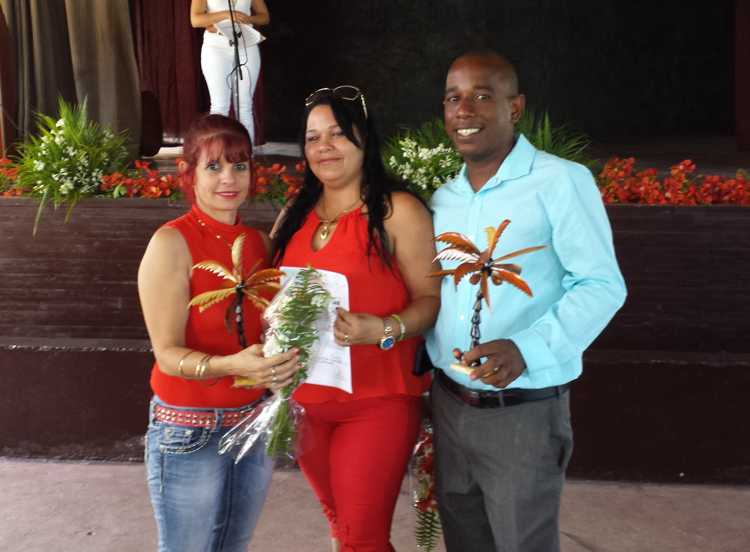Reconocimiento a Isneidy Pacios Mesa, directora de l Preuniversitario Orlando González Ramírez.