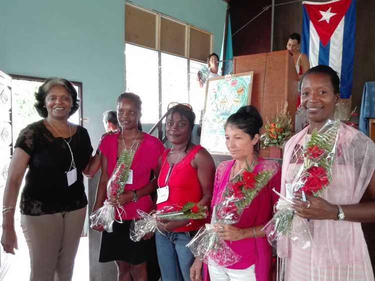Reconocimiento a féminas destacadas.