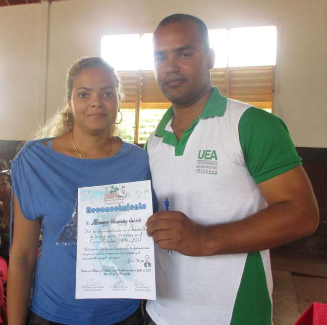 Reconocimiento a instructora destacada.
