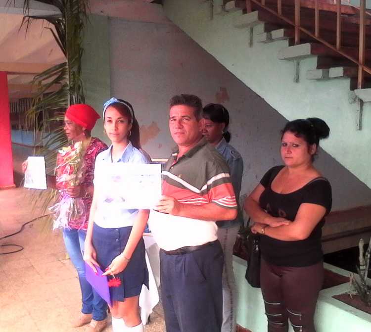 Reconocimiento a la alunma Ederly Mederos.