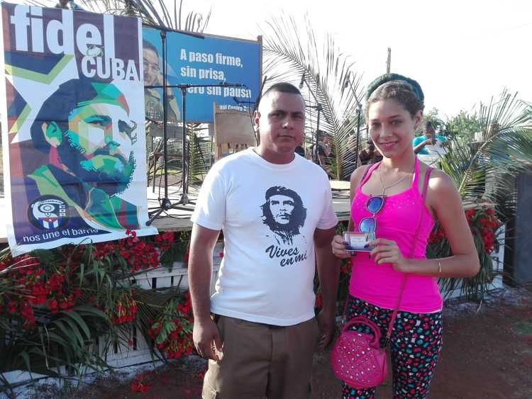 Reconocimiento a la estudiante Lisdanis Alavarez, con la entrea del carné de la Unión de Jóvenes Comunistas.