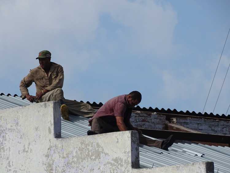 Reparacion de cubierta en La Cubana del Pan.