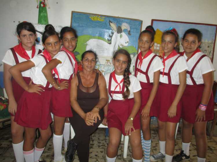 Rildys Enriquez con integrantes del círculo de interés.