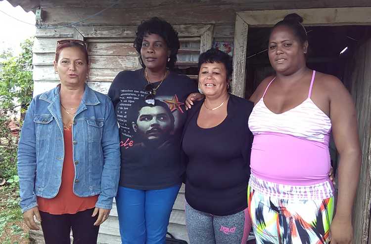 Secretariado de la FMC muncipal y provincial junto a mujeres destacadas.