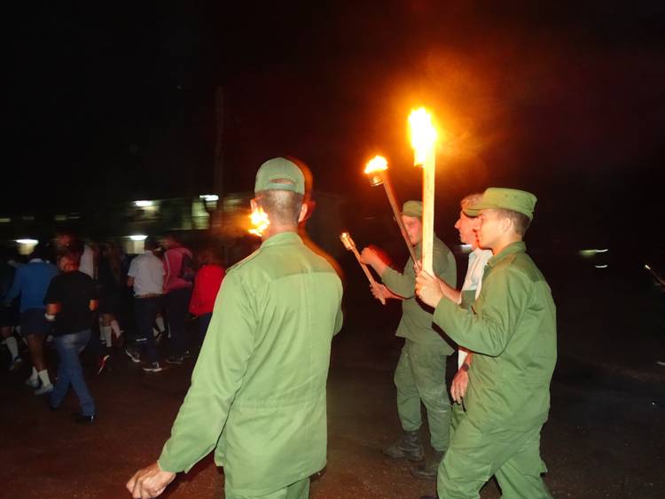 Soldados en Marcha de las Antorchas.