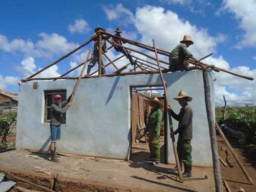 Solidaridad entre vecinos en la Gloria