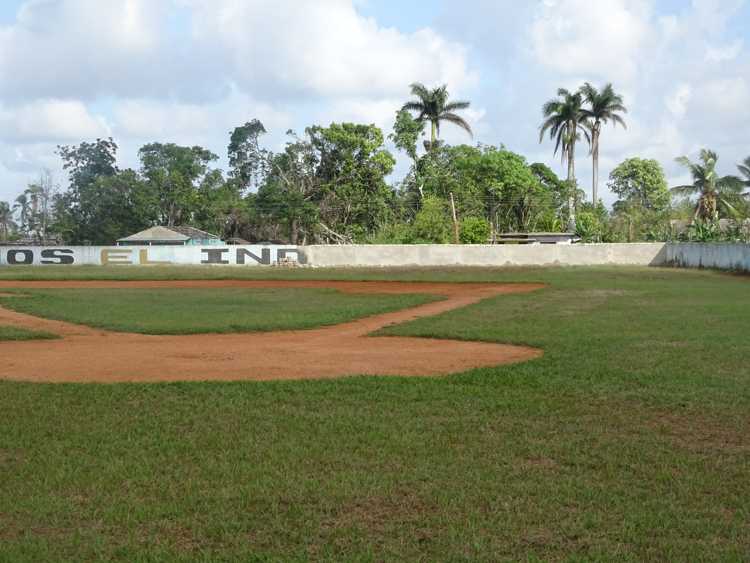Tapia del estadio reconstruída.