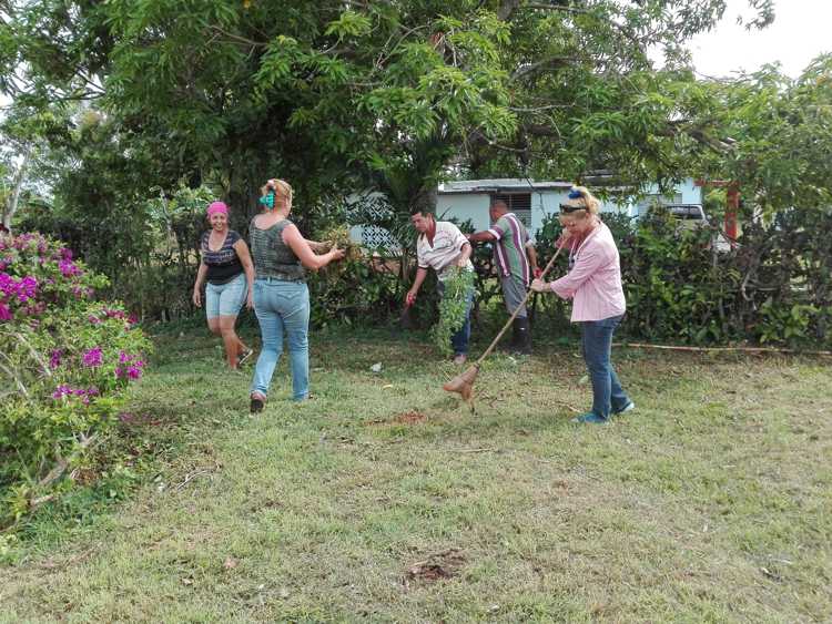 Tareas de saneamiento para evitar enfermedades./Foto: Autora
