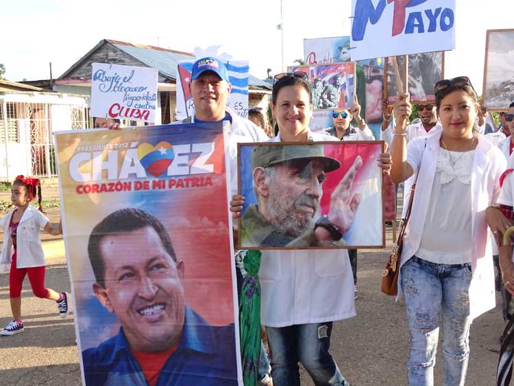 Trabajadores de Salud en el desfile por el 1ro de Mayo.