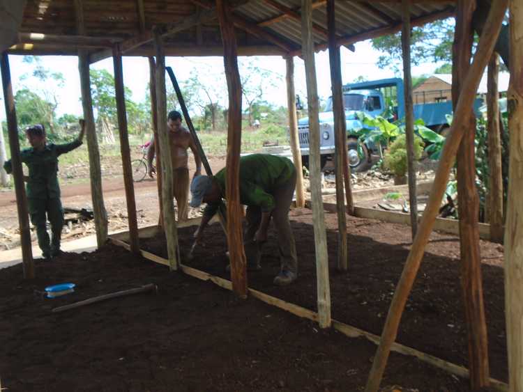 Trabajadores de entidades agropecuarias apoyan labores constructivas.