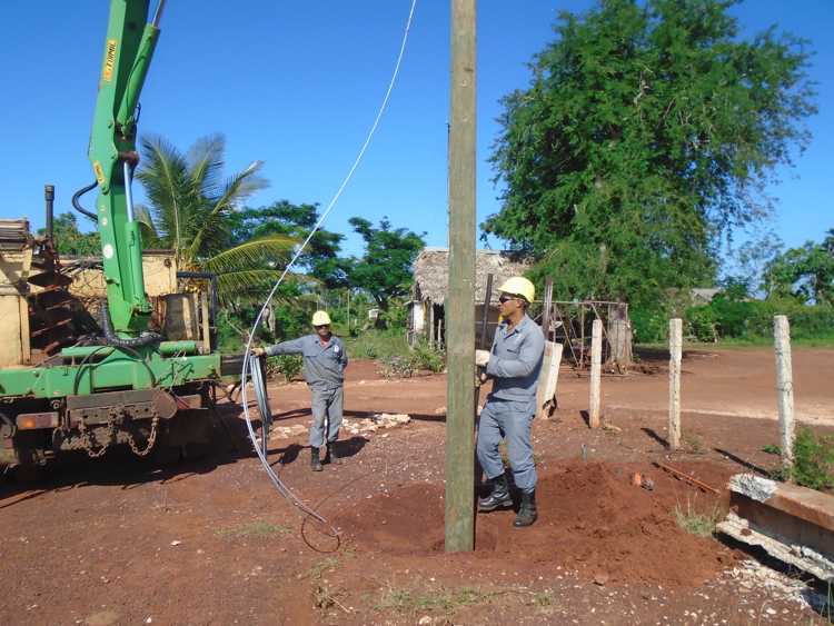 Trabajadores de la Empresa Eléctrica se insertan a tareas constructivas.