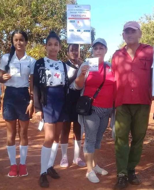 Trabajadores del sector educacional y estudiantes de la comunidad de Imías en Sierra de Cubitas. Foto tomada de Facebook