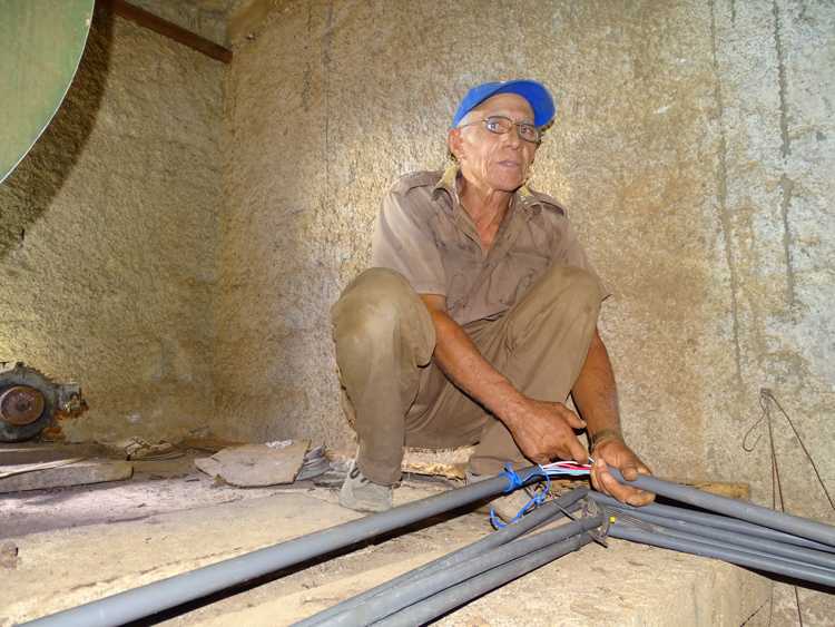 Trabajador en reparación de sistema eléctrico.