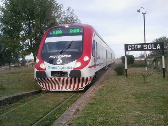 Tren con origen en ciudad de Paraná, capital de la Provincia Argentina de Entre Ríos y destino a Concepción del Uruguay, entrando a la Estación Gobernador Sola./Foto: Roberto Poloni