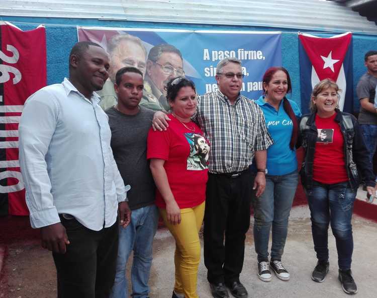Ulises Guilarte de Nacimiento, secretario General de Central de Trabajadores de Cuba reconoce a trabajadores destacados en la labor.