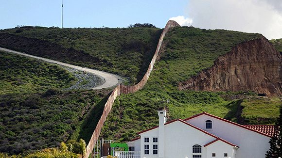 Una casa junto a una sección de la valla fronteriza que separa México de EE.UU., Tijuana (México), el 28 de febrero de 2017./Foto: Cubadebate