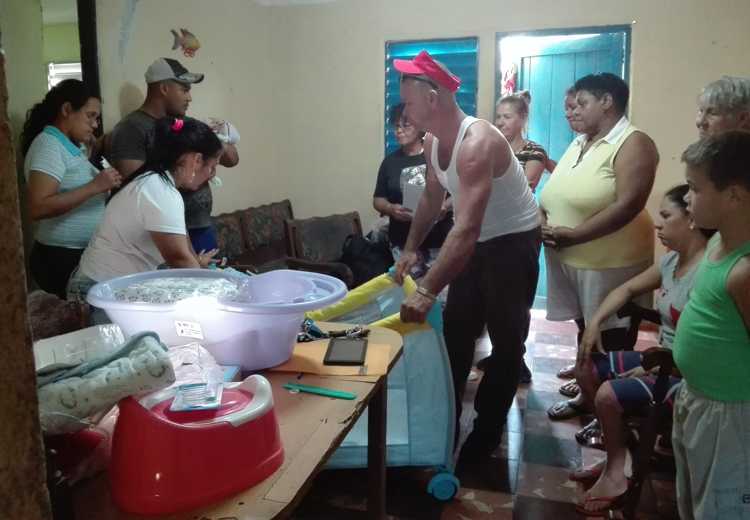 Vecinos acuden a la entrega del donativo en la Comunidad Cubitas.