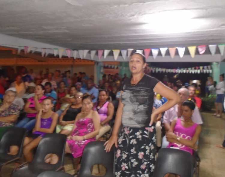 Vecinos nominan candidata a delegada a la Asamblea Municipal del Poder Popular.