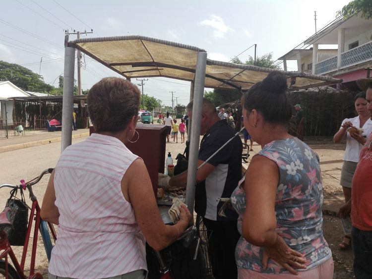 Venta del tradicional cerdo azado.