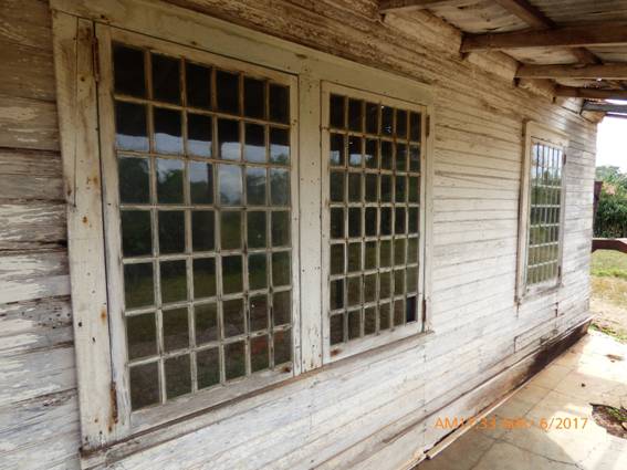 Ventanas originales pertenecientes a la vivienda de William Stokes, el último norteamericano con residencia en La Gloria.