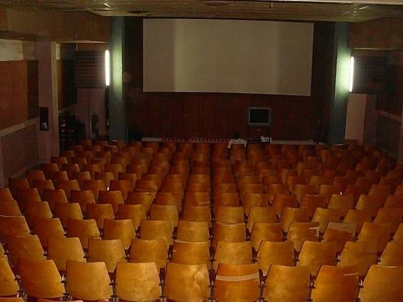 Vista interior del cine Yenén, la magia eterna de esta sala es la historia, ocurre -como en menguante-al difuminarse el alumbrado e iluminarnos con la luz proyectando imágenes en la pantalla, así fue:“con el sentido del mirar comprendí el mundo”.