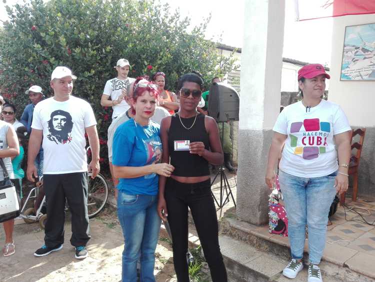 Yanelis Batista recibe el carné de militante de UJC por el 4 de abril.