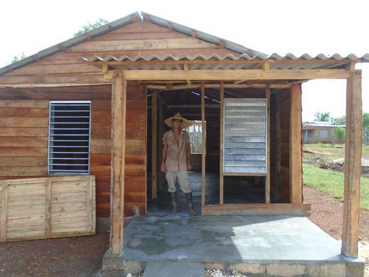 Yosbel Solano labora en la construcción de su vivienda con mata de Coco./Foto: Autora.