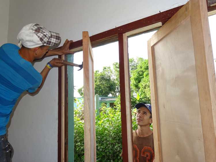 Yovanis Díaz Martínez en plena faena constructiva.