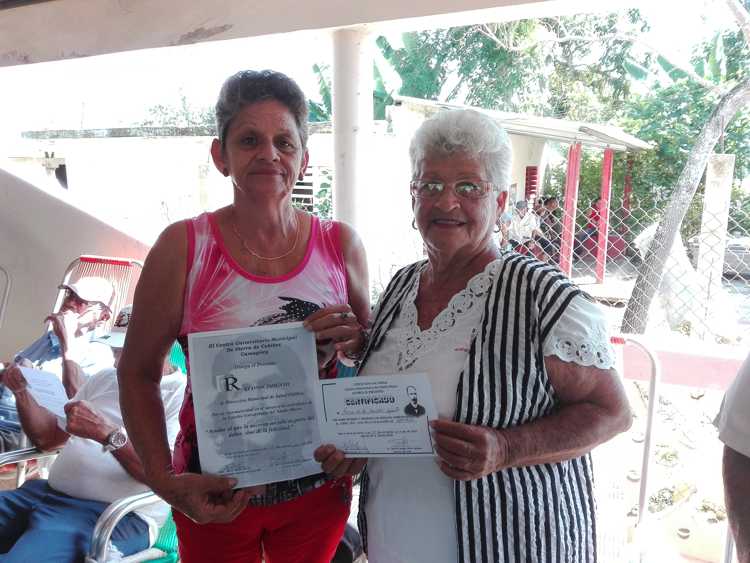Zaida Padilla  y Enma de la Caridad Sifontes en la entrega de su diploma como graduada.
