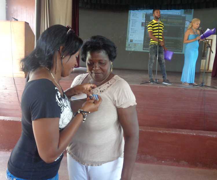Cira Pedroso, recibe Distinción por la Educación Cubana.