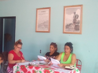 Lectura del informe central por Yamilka Barceló ( a la derecha).