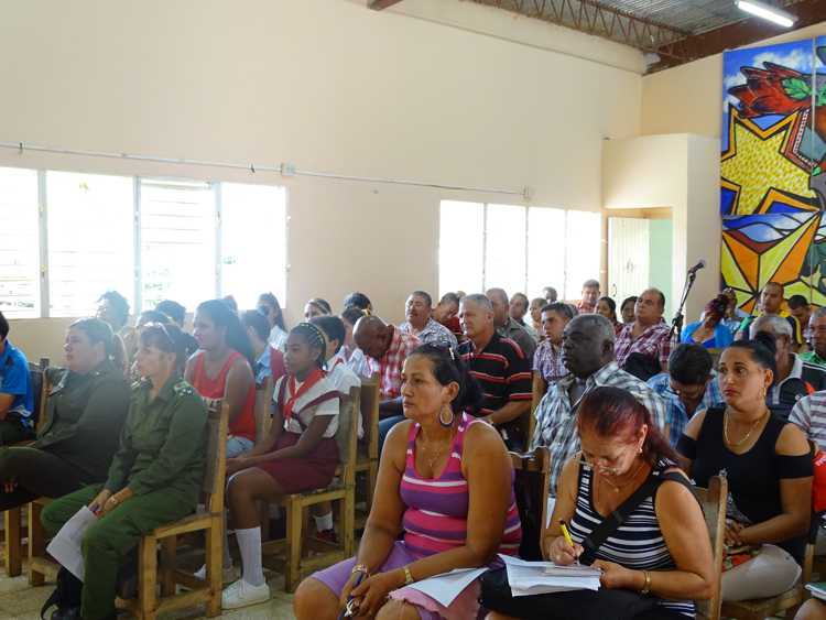 Asistentes a la Asamblea Municipal del Poder Popular.