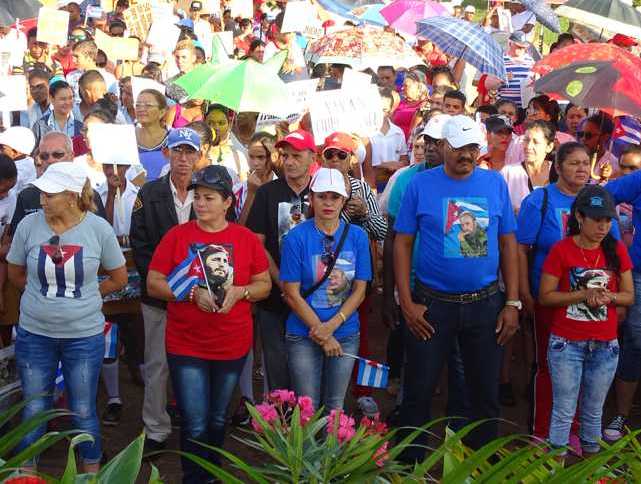 Autoridades políticas y gubernamentales junto al pueblo.