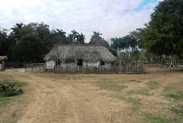 Actual bohío en la finca Los Güiros, propiedad del matrimonio de Argeny Brito Pérez y Yubisleidy López Guerra, sitio donde Ignacio y Amalia levantaron El Idilio ubicado a 4 km al sur de Donato, municipio Esmeralda y a 1 km al suroeste de Pueblo Nuevo. Queda ahora saber ¿en qué punto preciso de esta hacienda se levantó El Idilio?