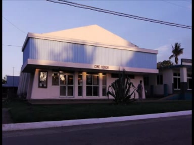 Fachada del cine Yenen de Sola, espacio emblemático donde se exhibió la premier del documental “Recordar es vivir”.  