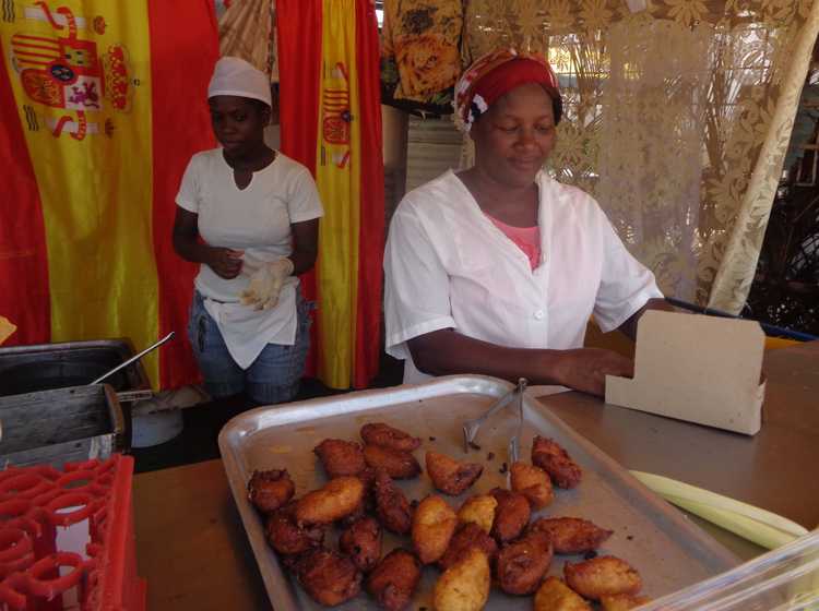 Elaboración de la tradicional fritura de maíz.