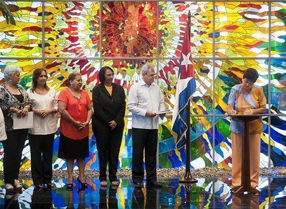 Integrantes de la Comisión Electoral Nacional toman posesión de los cargos ante el Secretario del Consejo de Estado Homero Acosta.