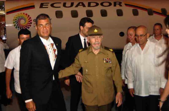  El mandatario de Ecuador fue recibido en el aeropuerto Antonio Maceo de Santiago de Cuba por el miembro del Buró Político del Partido y vicepresidente de los Consejos de Estado y de Ministros, Comandante de la Revolución Ramiro Valdés Menéndez./Foto:Granma