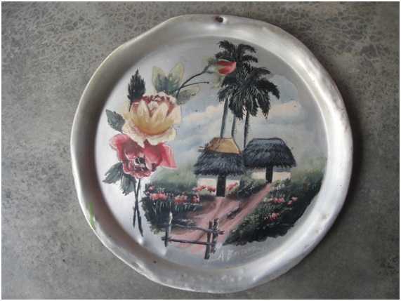 Paisaje campestre y motivos decorativos adornan objeto utilitario (bandeja). Obra de Alberto Bastarrachea, propiedad de Irene Rodríguez.