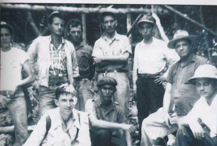 Cueva California, 16 de junio de 1957. Sentados en primer plano: Alfredo Álvarez Mola, José Hernández Placeres y el ingeniero Ramírez. De pie de izquierda a derecha: Alfredo Aguilar Fexas, Alberto Barrara Cairo y otros.
