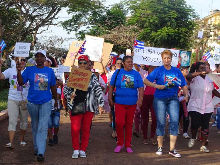 Desfile del pueblo de la Comunidad Cubitas.