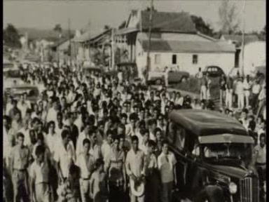 Fotograma del documental muestra el entierro del comerciante asturiano Amador Vega Vega, el 19 de septiembre de 1956, acompañado por el pueblo de Sola.