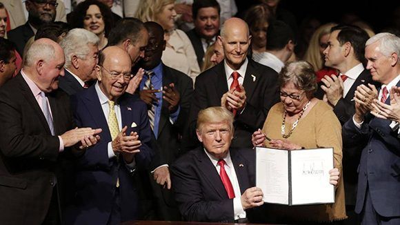 Donald Trump firma la orden ejecutiva que da marcha atrás a algunas de las medidas que impulsaron las relaciones Cuba- Estados Unidos.