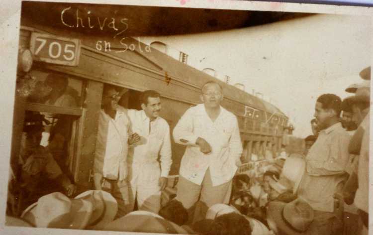 El fundador del Partido del Pueblo Cubano Ortodoxo Eduardo Chibás, de tránsito en la estación de trenes de esta localidad y subido al carro de tracción de carga, arenga a los pobladores de Sola como parte de su actividad política de senador de la República.