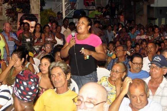 Joven santiaguera argumenta sobre su propuesta a delegada, en la Asamblea Piloto de nominación de candidatos a delegados del Poder Popular, en la circunscripción 66 del Consejo Popular Guillermón Moncada, en la barriada del Tibolíí, en Santiago de Cuba, el 4 de septiembre de 2017./Foto: Cubadebate
