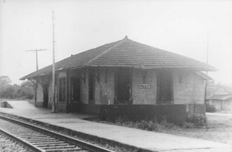 Estación de trenes de Imìas, el  otro paradero de importancia del territorio y cuya edificación también refleja visiblemente elementos originales de época. La misma dista a diez kilómetros al oeste de Sola, ruta que recorren cada 11 de noviembre niños del municipio que nunca han viajado en tren