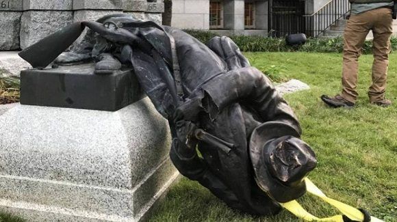 La protesta de Durham fue en respuesta a una marcha de nacionalistas blancos efectuada el fin de semana en Charlottesville, Virginia.