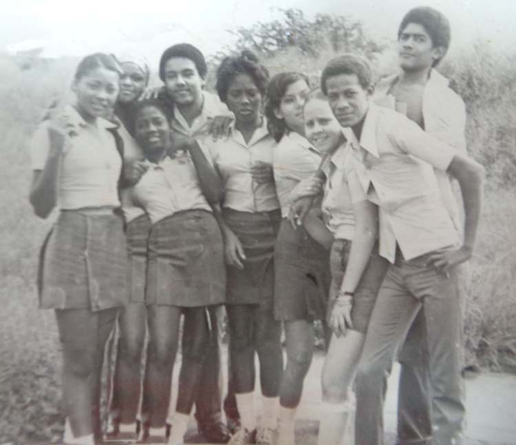 Estudiantes de 10mo grado del Instituto Preuniversitario en el Campo ‟Julio Sanguily”, curso escolar (1980-1981) procedentes de los municipios de Santa Cruz del Sur y de Sierra de Cubitas. En la foto, de izquierda a derecha: (1ra) Vilma Touner Madrigal, (4to) Miguel Ángel Quiroga Acosta, (7ma) Odalis Mesa, (8vo) Lázaro Hurtado. 