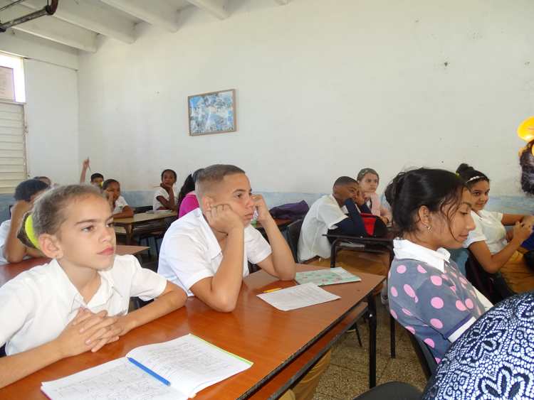 Estudiantes de la secundaria básica Orlando González Ramírez.